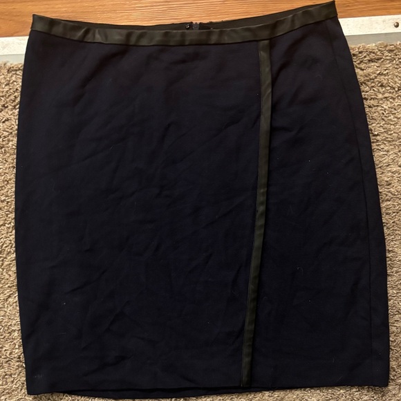 Ann Taylor Woman 8 Elegant Navy Wrap Skirt Black LeatherTrim Excellent Like New - Picture 3 of 9